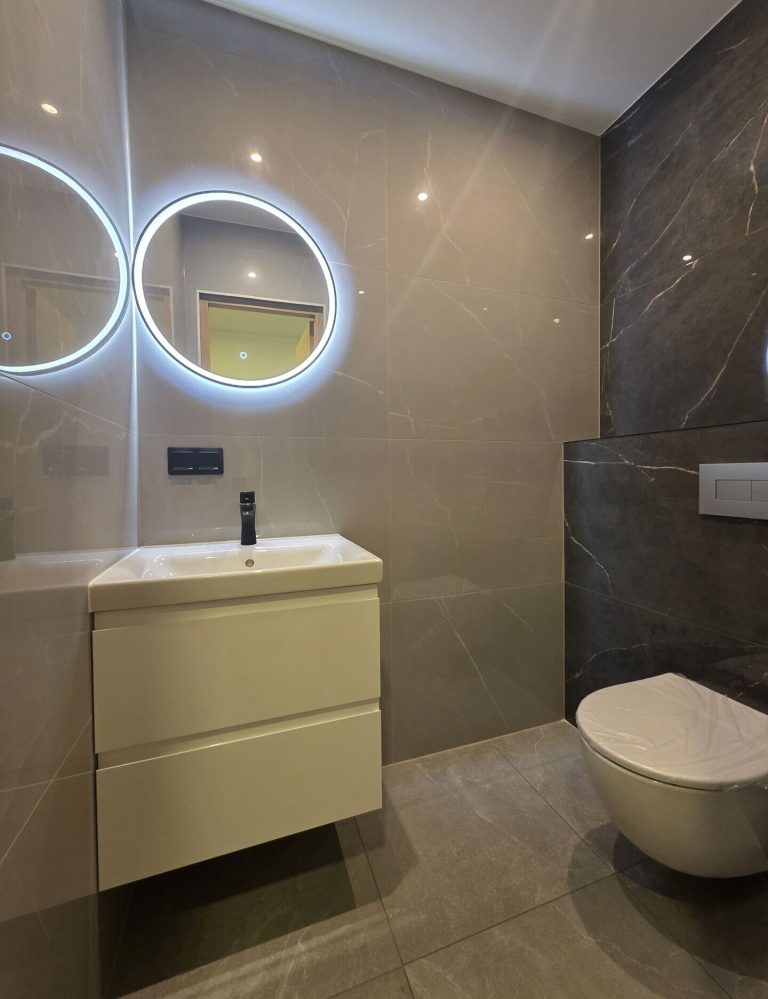 Plaatimine mustade ja valgete detailidega – moderne WC